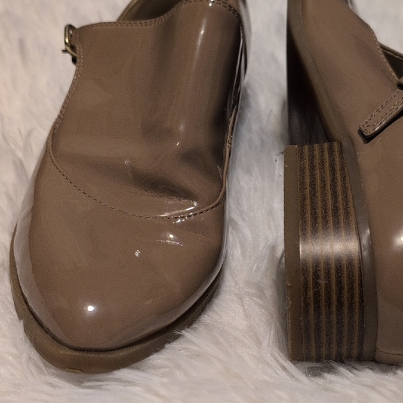 NINE WEST Chic Taupe Women's Loafers Size 8 Stretch Buckle 1" Pump Heel - Picture 2 of 7